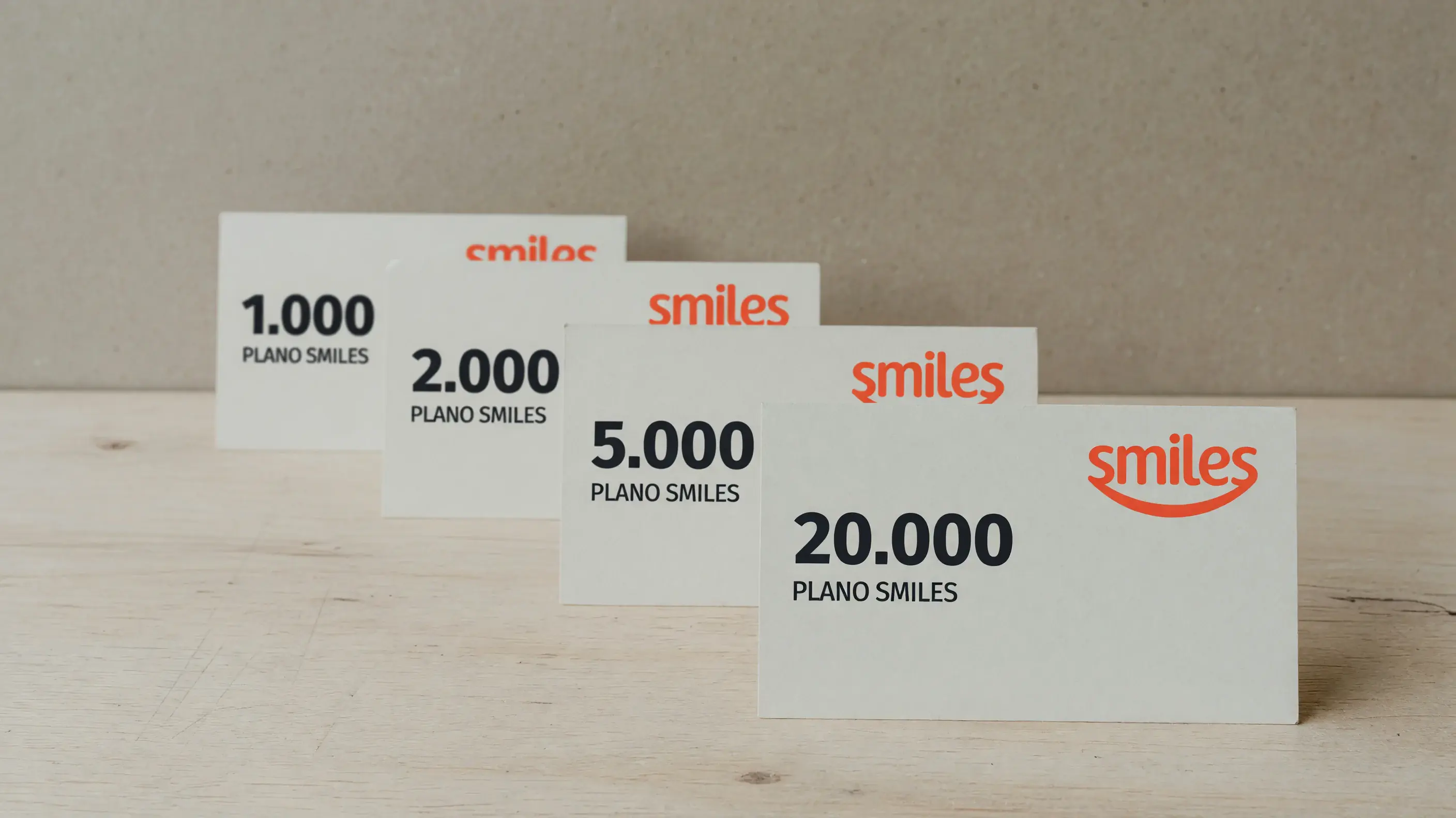 Ilustração da escada de planos do Clube Smiles, do plano 1.000 ao plano 20.000, com o degrau do plano 20.000 destacado no topo da escada.