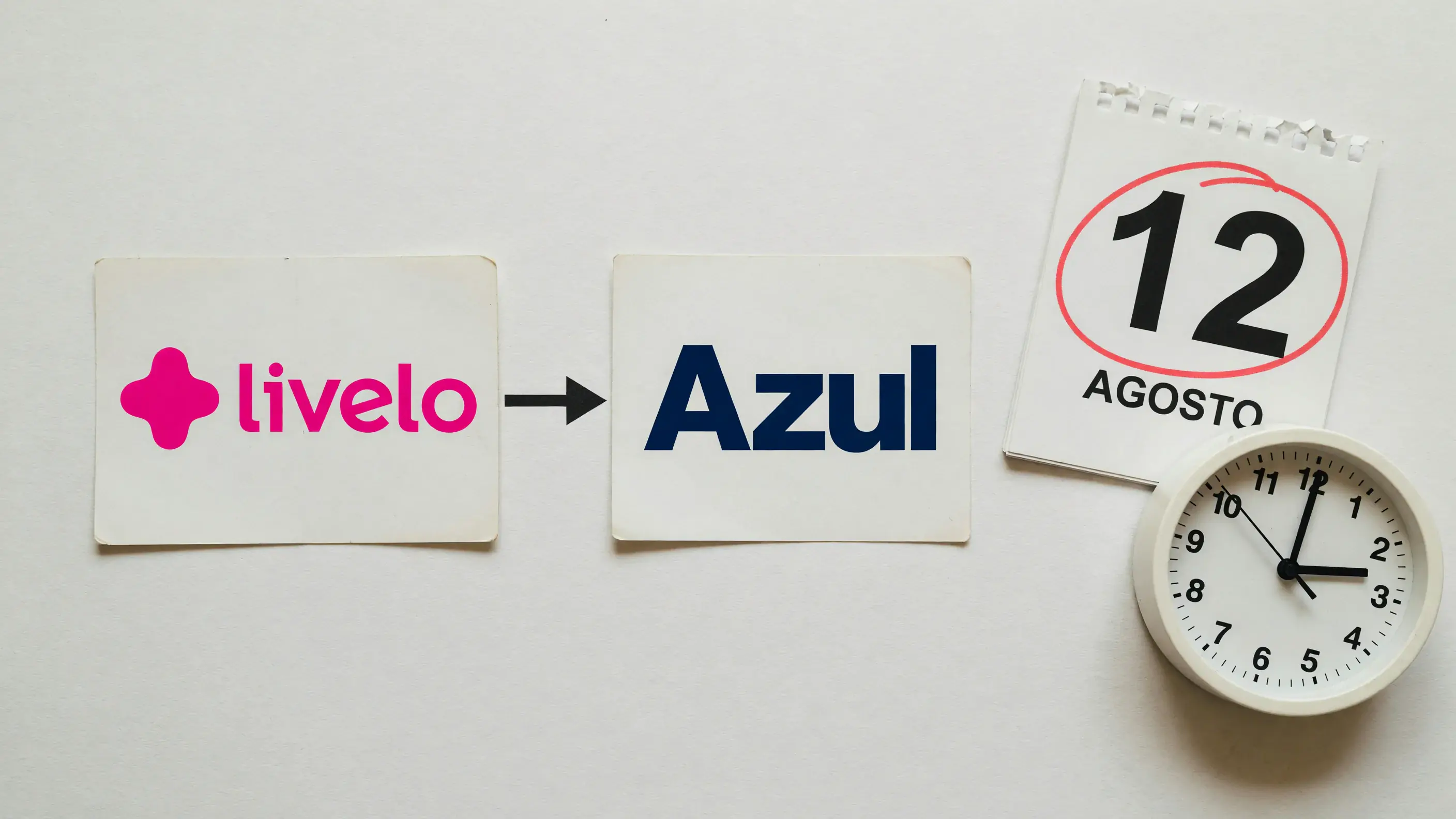 Ilustração da transferência de pontos Livelo para o Azul Fidelidade: as duas marcas ligadas por uma seta, um calendário marcado em 12 de agosto e um relógio de seis meses ao lado do saldo que chega.
