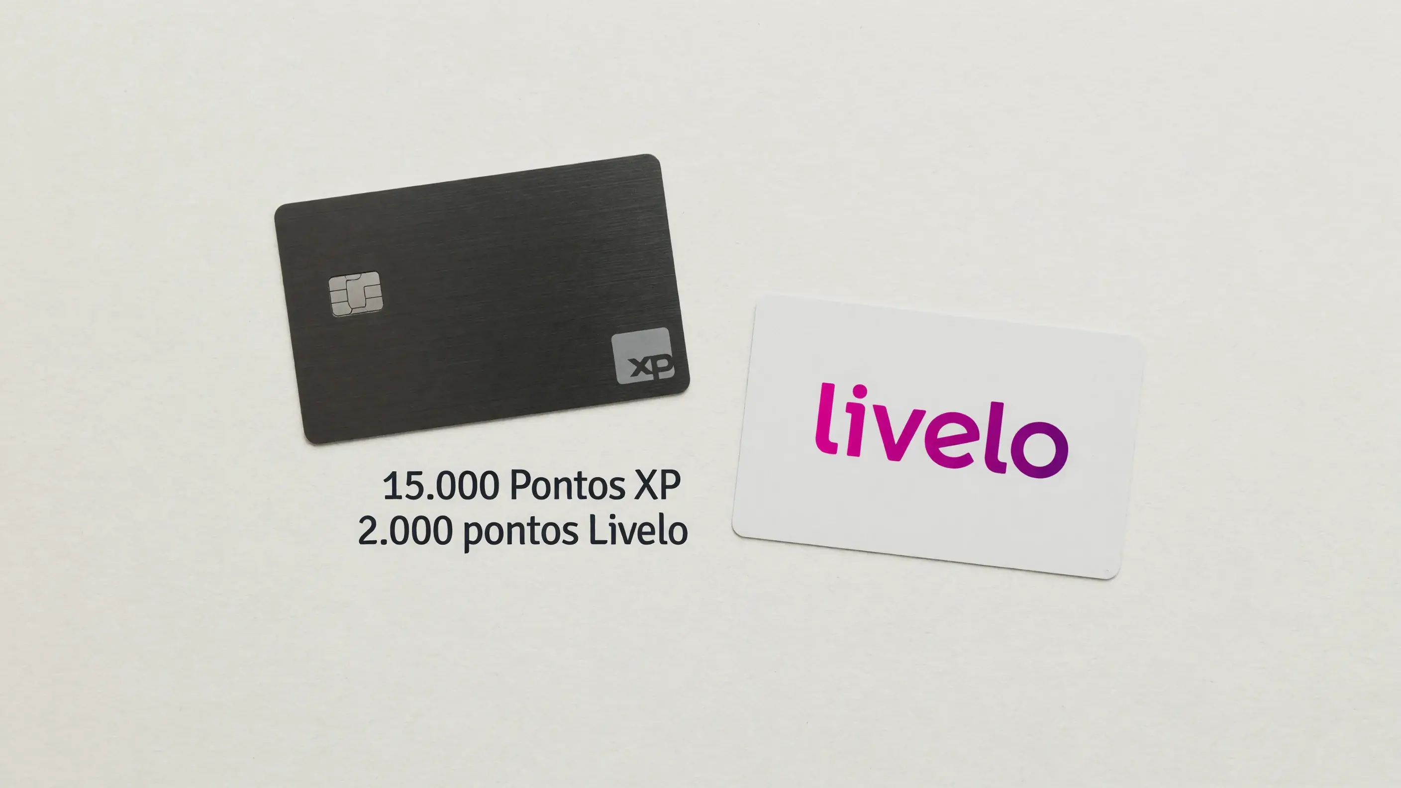 Cartão XP Legacy em metal escuro sobre fundo neutro, ao lado da marca Livelo com a palavra livelo em minúsculas no gradiente rosa-para-roxo, e entre os dois a indicação de 15.000 Pontos XP transferidos e 2.000 pontos Livelo de bônus.